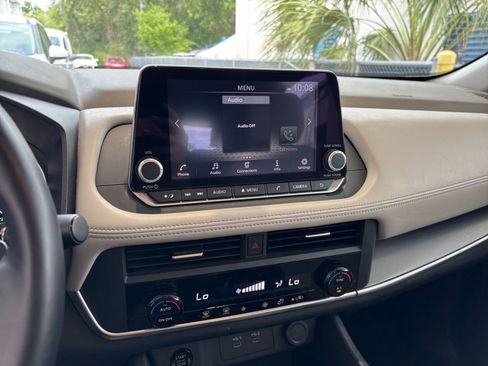 Used 2025 Nissan Rogue SV FWD image 17