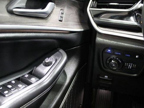 Used 2023 Jeep Grand Cherokee 4WD 4xe image 7