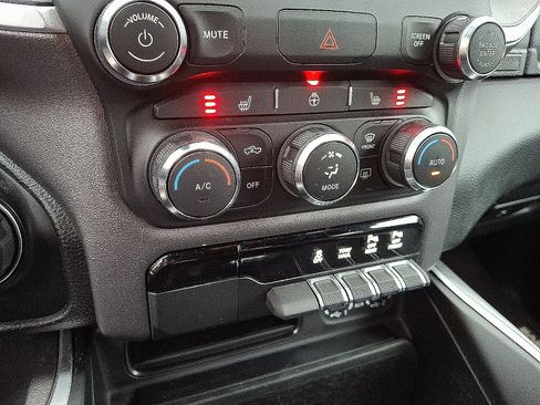 Used 2022 RAM 1500 Big Horn AWD/4WD image 16