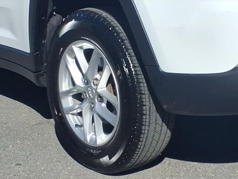 Used 2023 Jeep Grand Cherokee Laredo X image 11