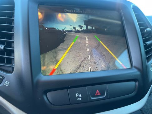 Used 2018 Jeep Cherokee Latitude Plus image 28