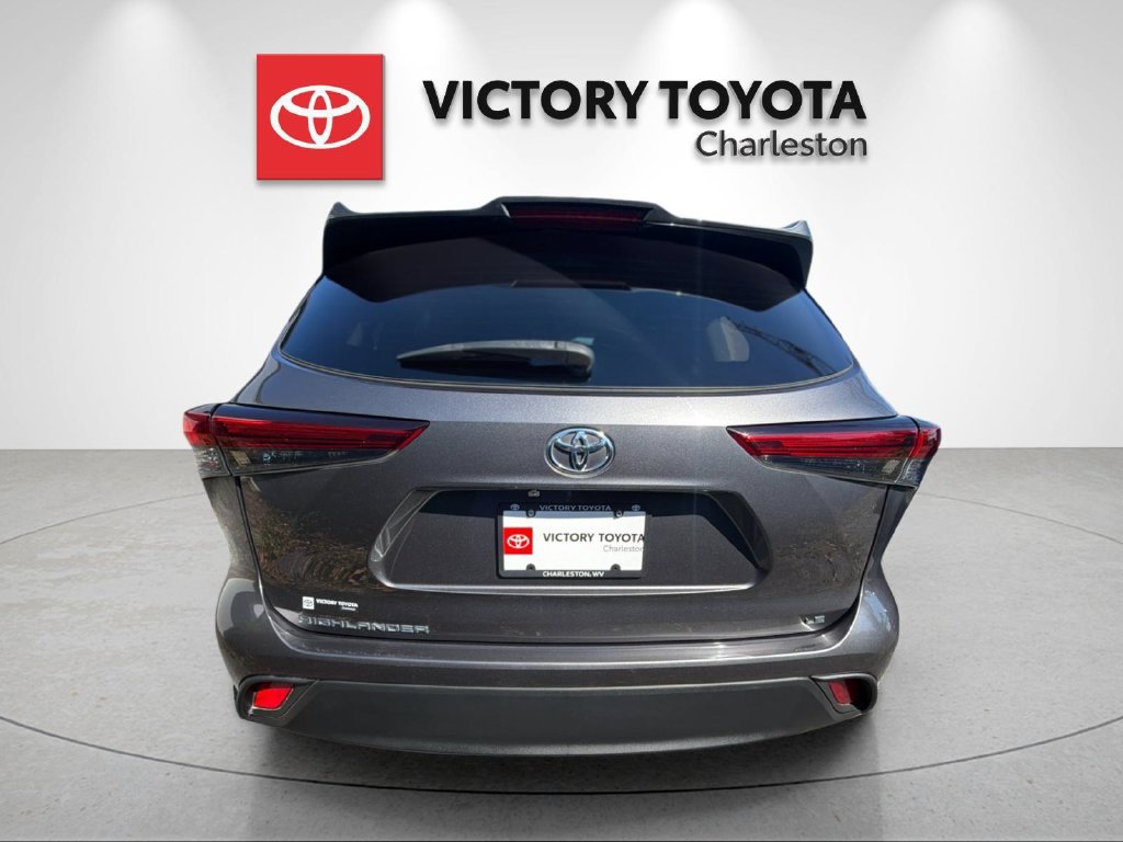 Used 2023 Toyota Highlander LE FWD image 4