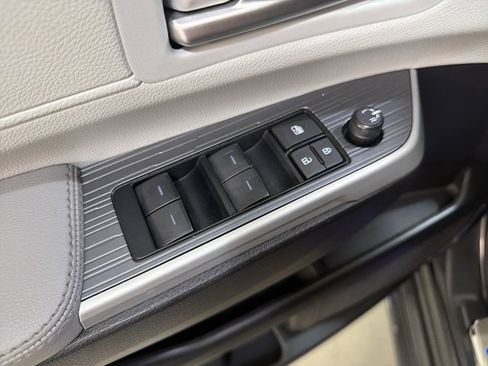 Used 2025 Toyota Sienna XLE w/ XLE Plus Package FWD image 19