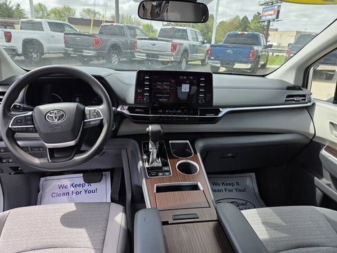 Used 2021 Toyota Sienna LE image 12