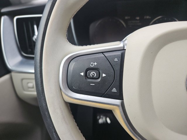 Used 2020 Volvo XC60 T5 Momentum FWD image 18