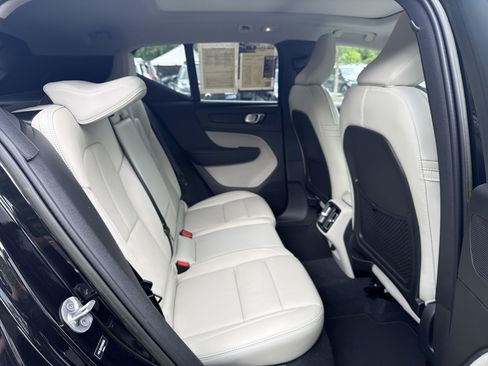 Certified 2023 Volvo XC40 B5 Plus AWD/4WD image 33