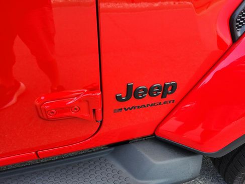Used 2025 Jeep Wrangler Unlimited Sahara AWD/4WD image 7