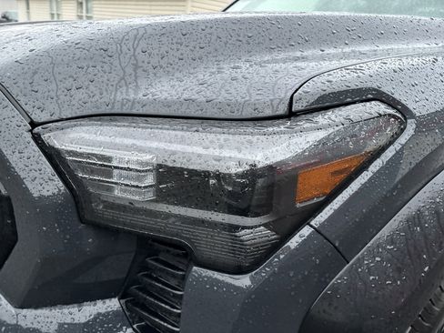 Used 2024 Toyota Tacoma TRD Off-Road image 9