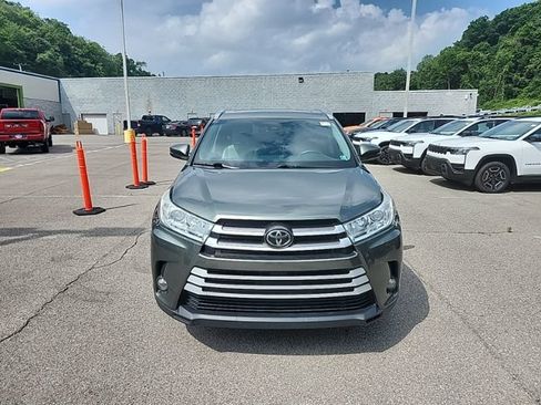 Used 2019 Toyota Highlander XLE AWD/4WD image 2