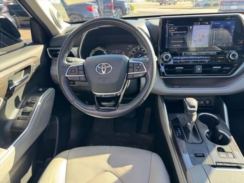 Used 2021 Toyota Highlander Platinum image 13