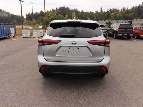 Used 2021 Toyota Highlander LE AWD/4WD image 6