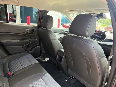 Used 2025 Chevrolet Trax LT w/ LT Convenience Package FWD image 25