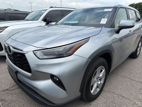 Used 2025 Toyota Highlander LE FWD image 1