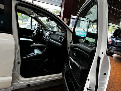 Used 2017 Nissan Titan PRO-4X w/ Pro-4x Convenience Package AWD/4WD image 21