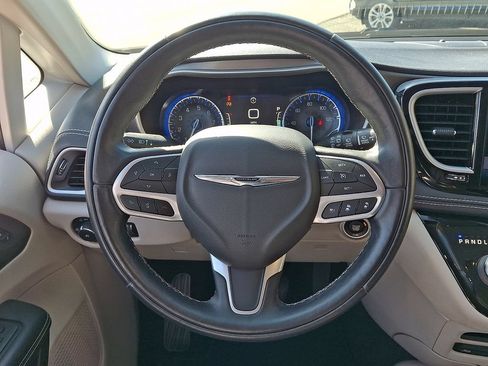 Used 2022 Chrysler Pacifica Touring-L w/ Uconnect Theater Family Group AWD/4WD image 19