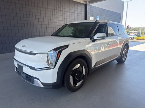 Used 2024 Kia EV9 Light Long Range RWD image 1