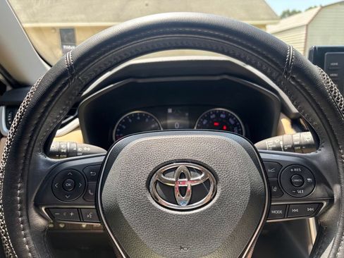 Used 2020 Toyota RAV4 XLE Premium FWD image 29