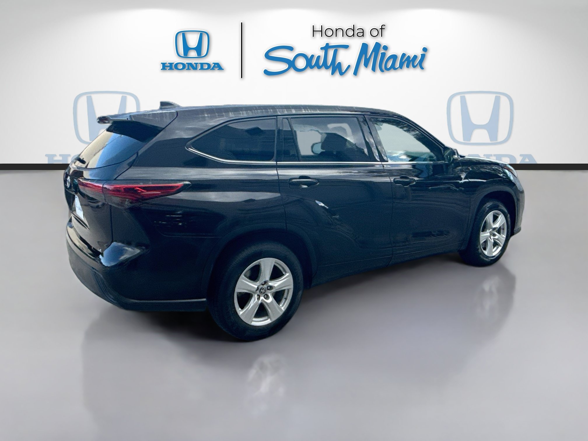 Used 2022 Toyota Highlander LE FWD image 7