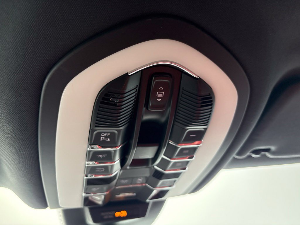 Certified 2020 Porsche Macan AWD/4WD image 40