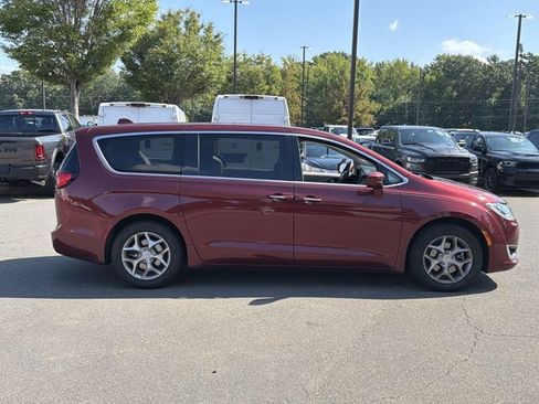 Used 2018 Chrysler Pacifica Touring Plus w/ Tire & Wheel Group FWD image 13