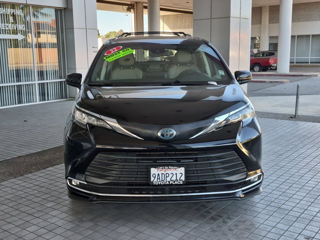 Used 2022 Toyota Sienna XLE w/ XLE Plus Package FWD image 2