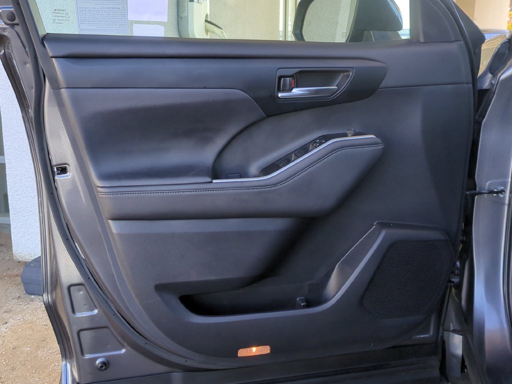 Used 2024 Toyota Highlander XLE AWD/4WD image 15