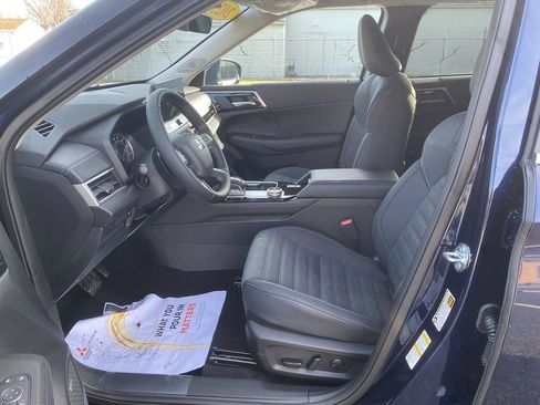 New 2025 Mitsubishi Outlander SE image 12