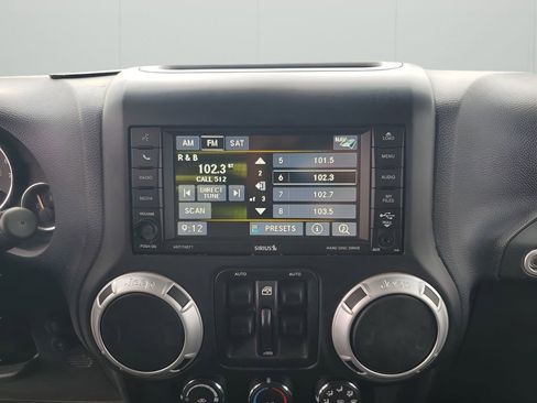 Used 2014 Jeep Wrangler Unlimited Sahara w/ Connectivity Group image 37