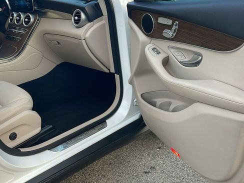 Used 2021 Mercedes-Benz GLC 300 image 33