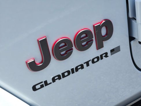 Used 2025 Jeep Gladiator Rubicon w/ Convenience Group AWD/4WD image 11