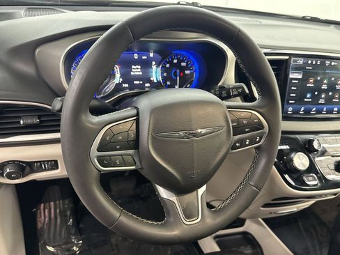 Used 2024 Chrysler Pacifica Touring-L FWD image 28