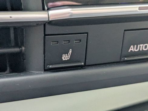Used 2025 Toyota Sienna XLE w/ XLE Plus Package FWD image 22