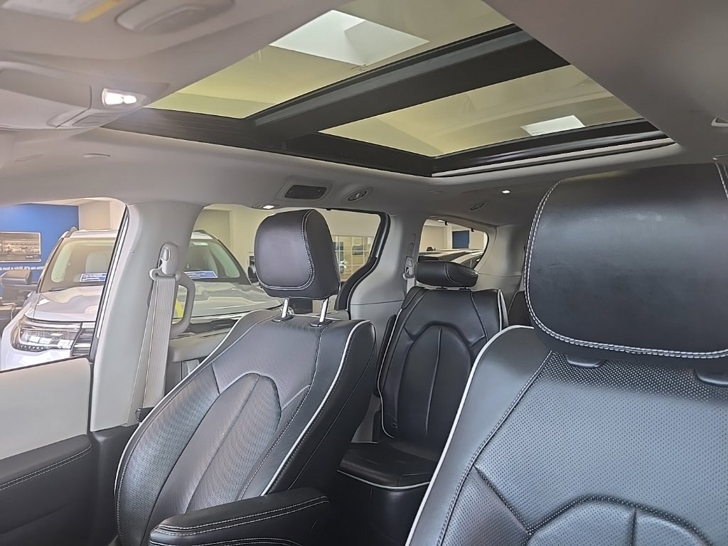 Used 2024 Chrysler Pacifica Limited FWD image 32