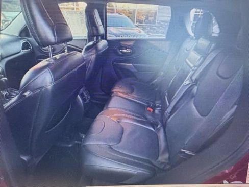 Used 2019 Jeep Cherokee Overland w/ Technology Group AWD/4WD image 14