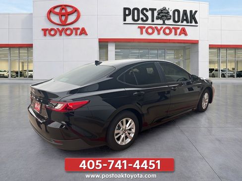 Used 2025 Toyota Camry LE w/ Convenience Package FWD image 6