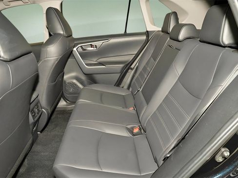 Used 2022 Toyota RAV4 XLE Premium image 9