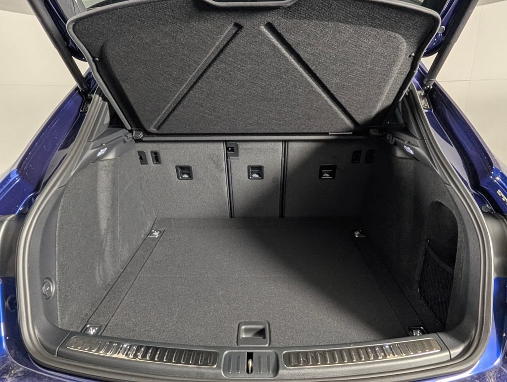 Certified 2026 Porsche Macan AWD/4WD image 17
