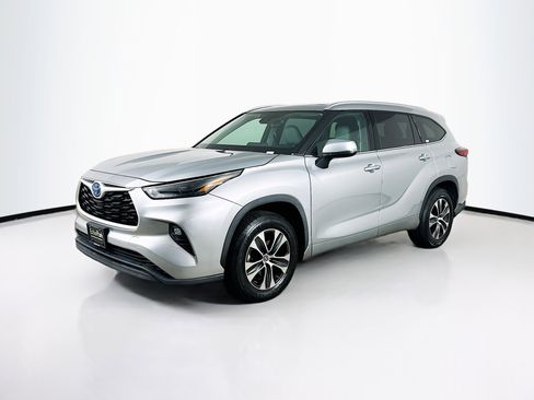 Used 2022 Toyota Highlander XLE image 3