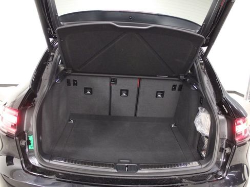 Certified 2025 Porsche Macan AWD/4WD image 35