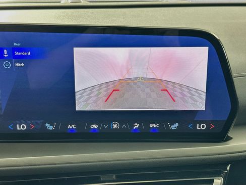 Used 2025 Chevrolet Traverse LT FWD image 23