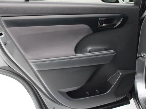 Certified 2023 Toyota Highlander LE image 13