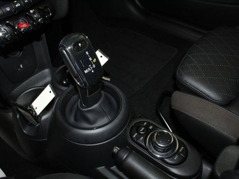 Used 2023 MINI Cooper 2-Door Hardtop w/ Signature Upholstery Package image 16