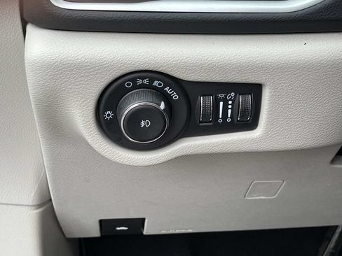 Used 2024 Chrysler Pacifica Touring-L FWD image 29