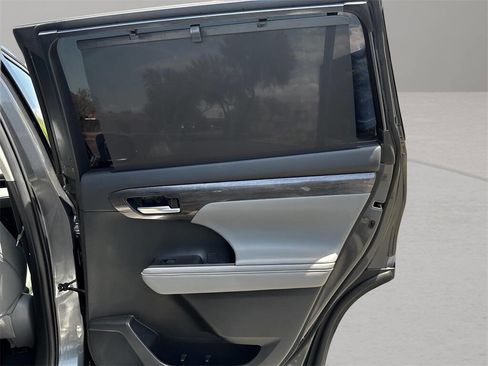 Used 2020 Toyota Highlander Limited image 28