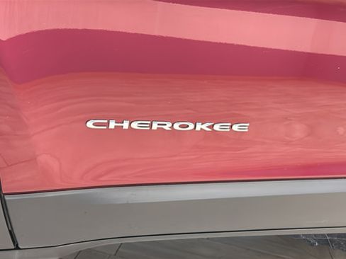 Used 2019 Jeep Cherokee Limited w/ Technology Group AWD/4WD image 30