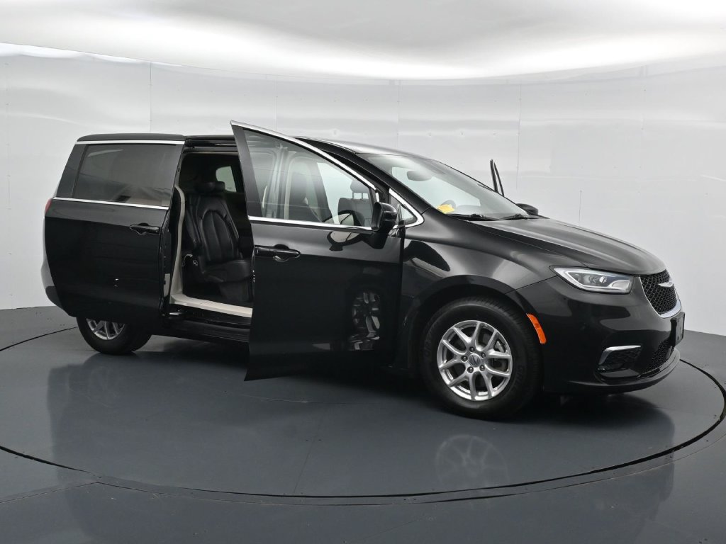 Used 2023 Chrysler Pacifica Touring-L FWD image 32
