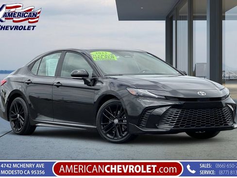 Used 2025 Toyota Camry SE FWD image 1