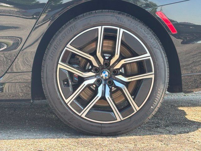 Used 2025 BMW 760i xDrive AWD/4WD image 3