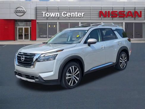 Certified 2025 Nissan Pathfinder Platinum w/ Cargo Package FWD image 3