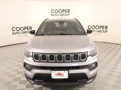 Used 2024 Jeep Compass Latitude image 9